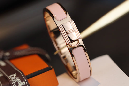 Pulsera rosa con candado en oro rosa