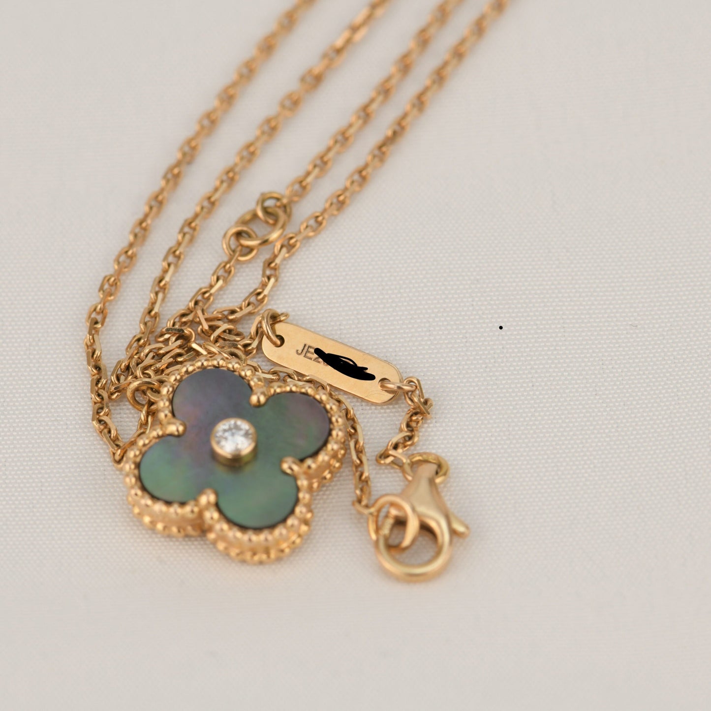 Collar de trébol de 15 mm con diamantes y nácar gris