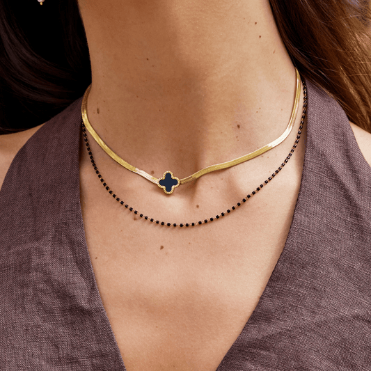 Collar de trébol negro