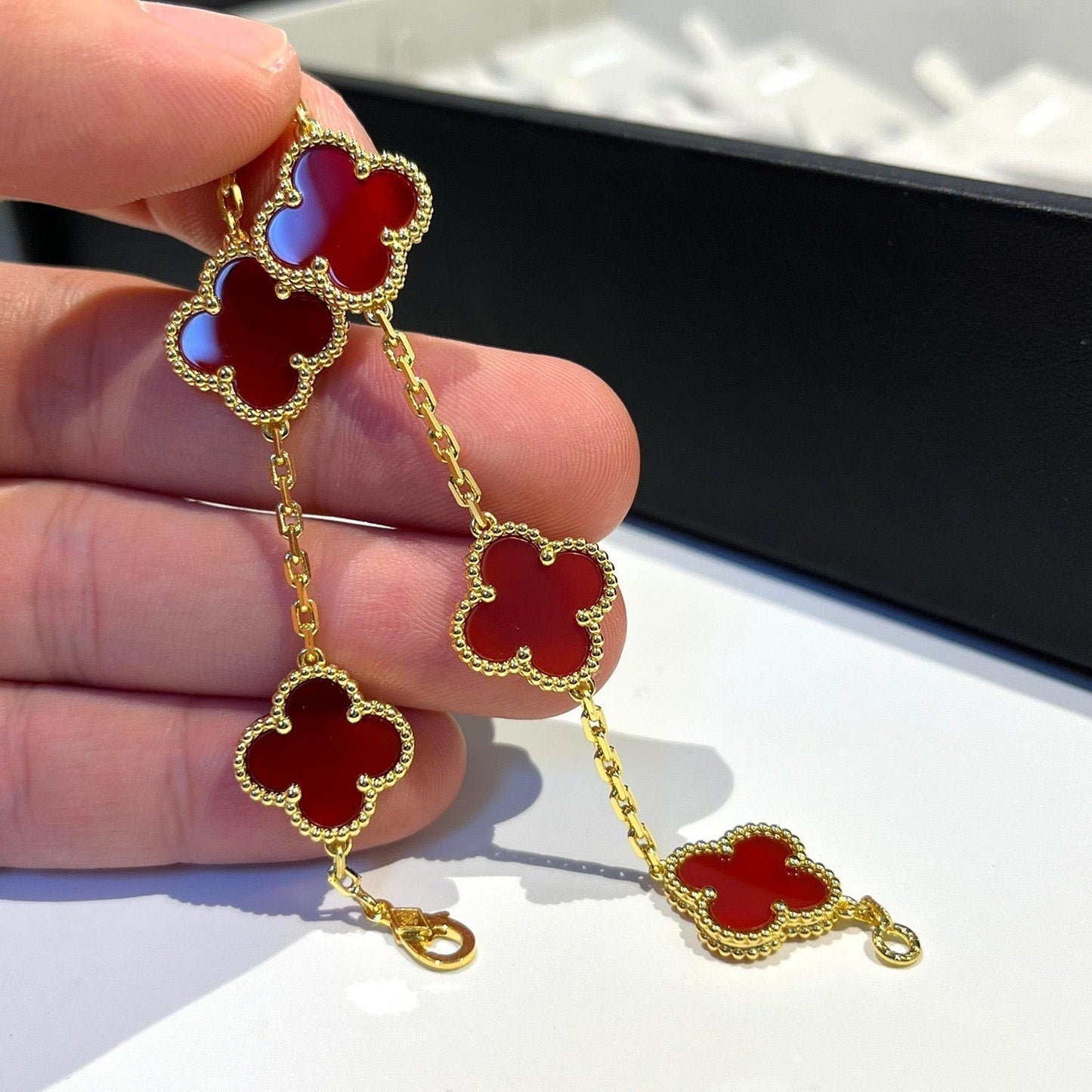 Pulsera de trébol de 5 motivos con ágata roja