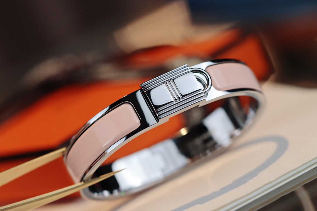 Pulsera rosa con candado en oro rosa