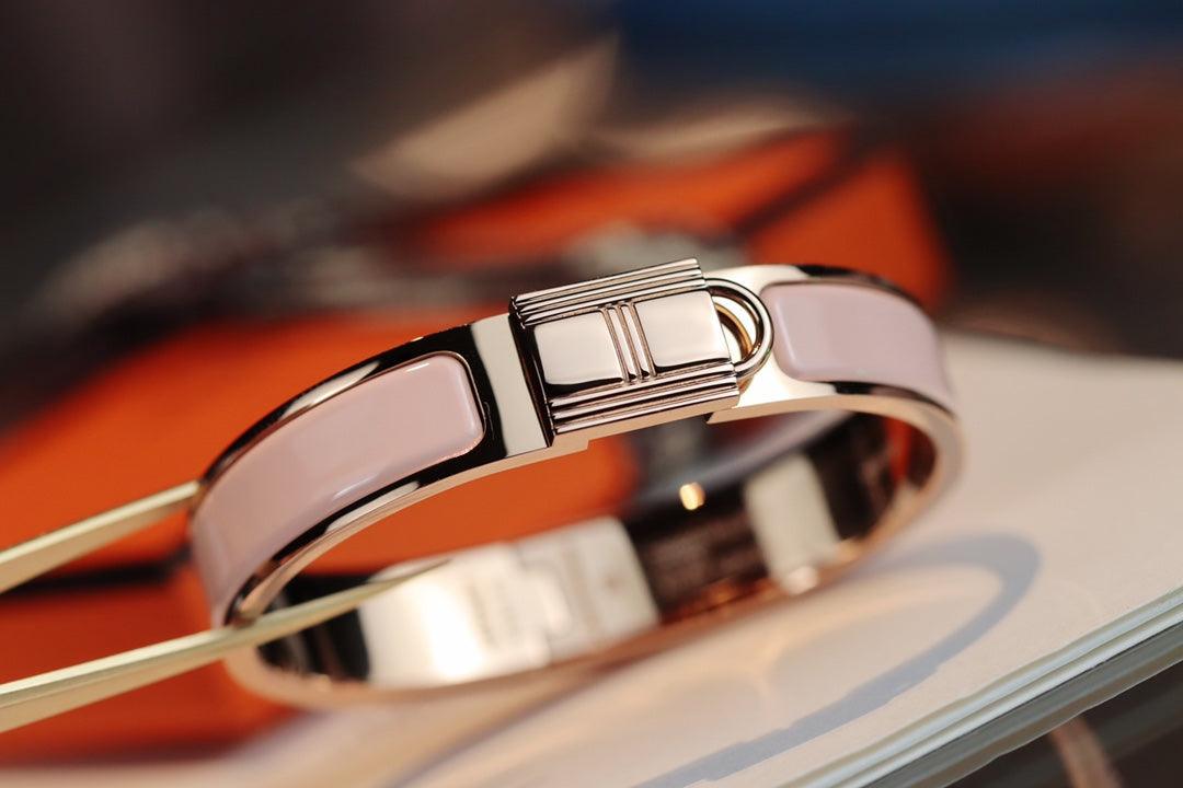 Pulsera rosa con candado en oro rosa