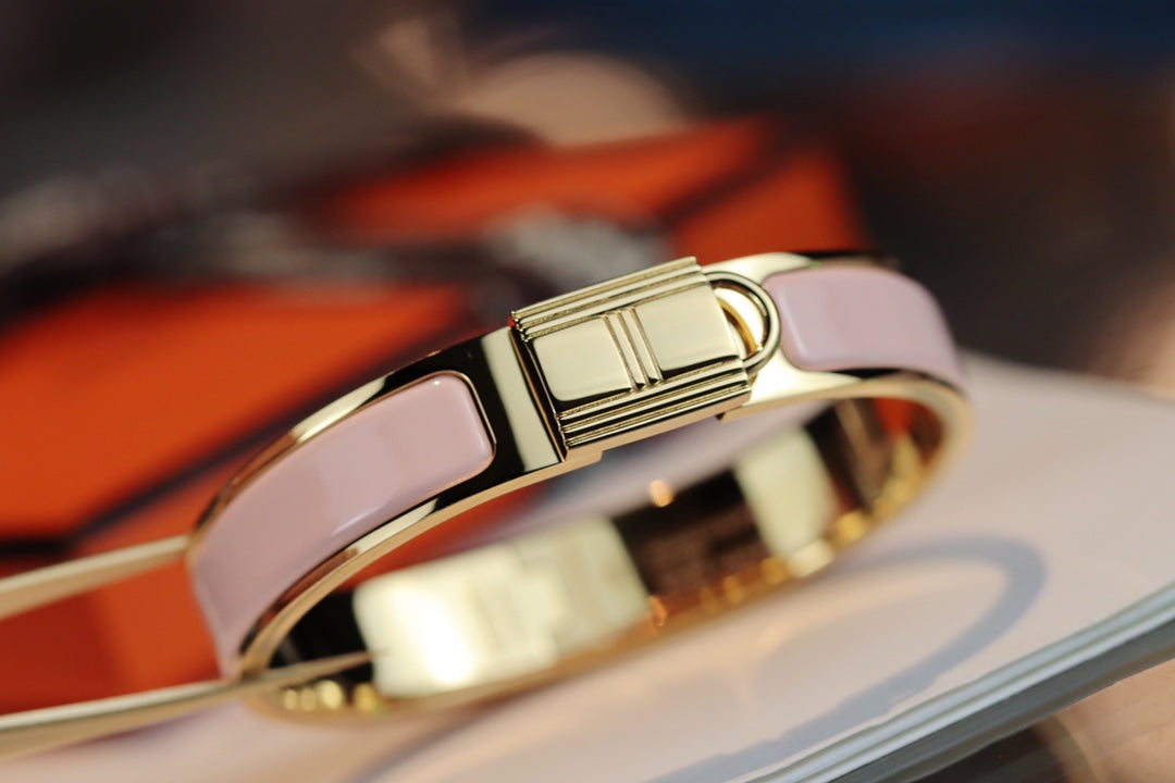 Pulsera rosa con candado en oro rosa