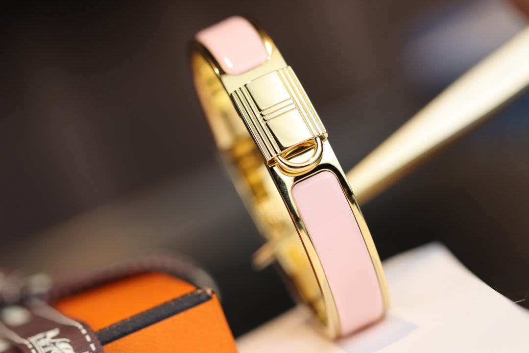 Pulsera rosa con candado en oro rosa