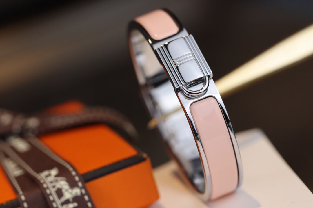 Pulsera rosa con candado en oro rosa