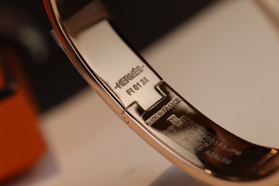 Pulsera rosa con candado en oro rosa