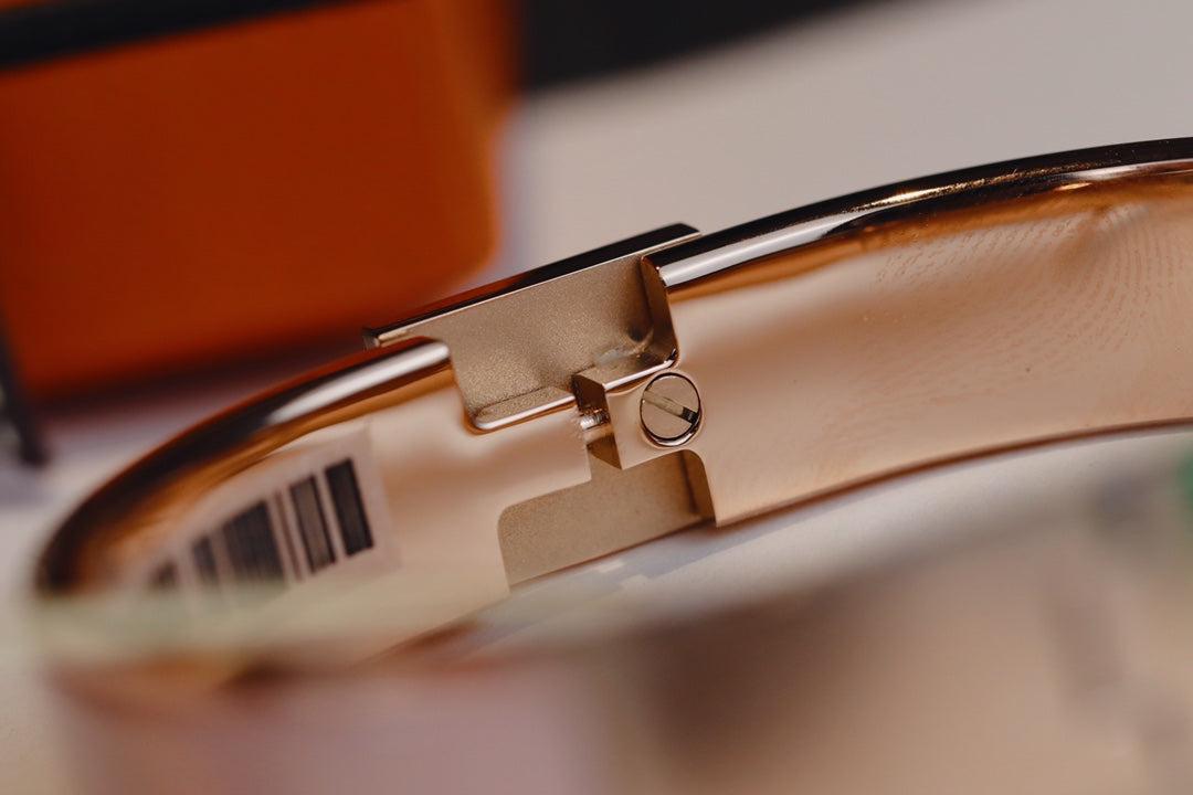 Pulsera rosa con candado en oro rosa