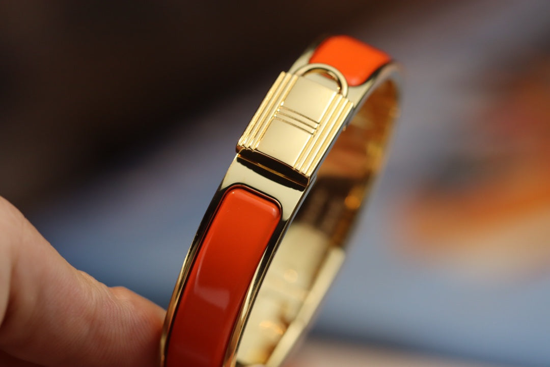 Pulsera dorada con candado naranja Helene