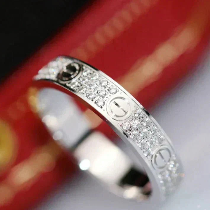 Anillo Love de 3,6 mm con diamantes engastados