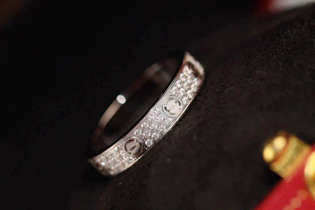 Anillo Love de 3,6 mm con diamantes engastados