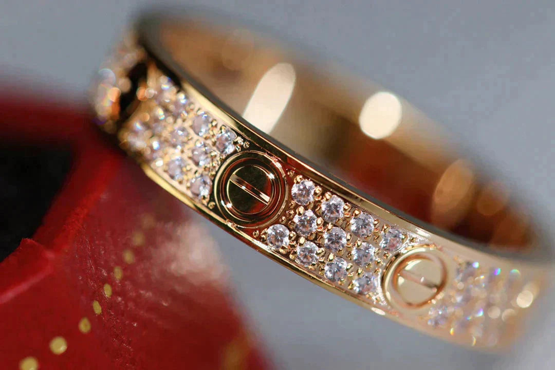 Anillo Love de 3,6 mm con diamantes engastados