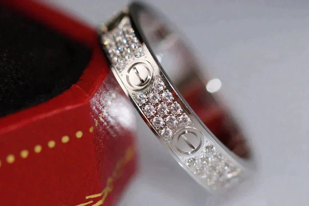 Anillo Love de 3,6 mm con diamantes engastados