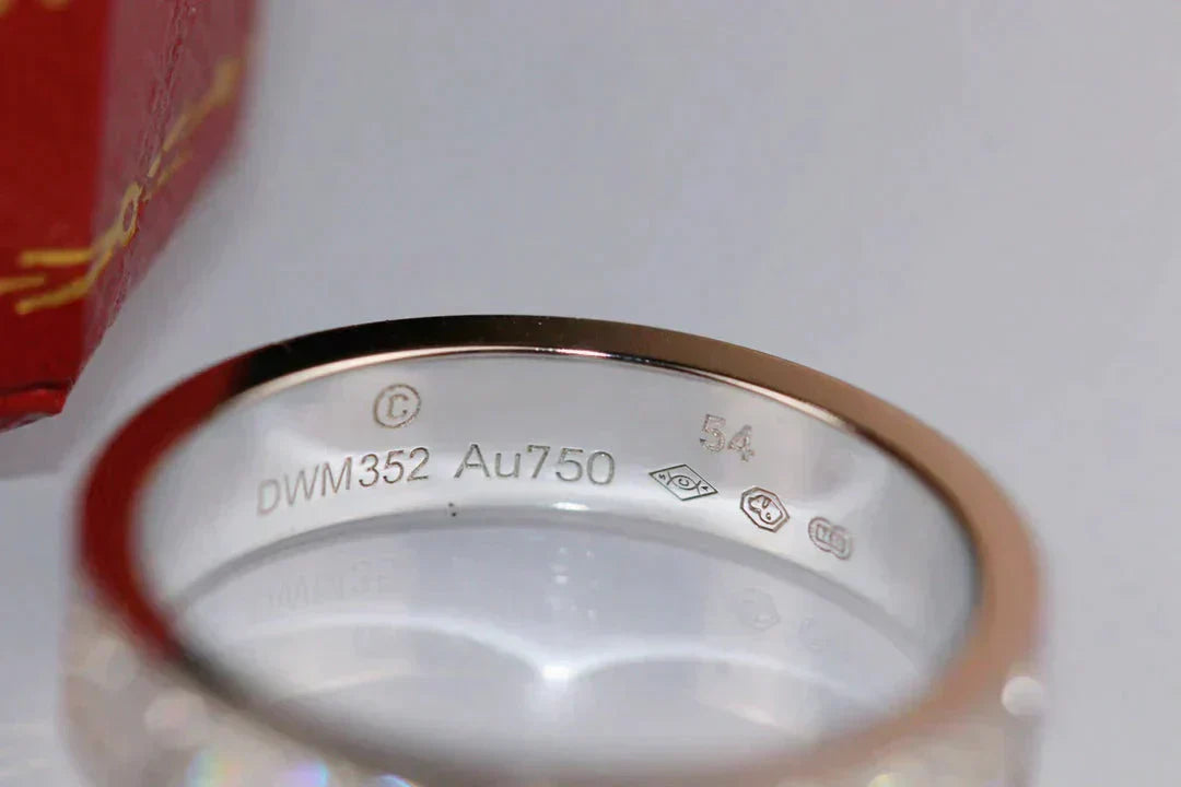Anillo Love de 3,6 mm con diamantes engastados