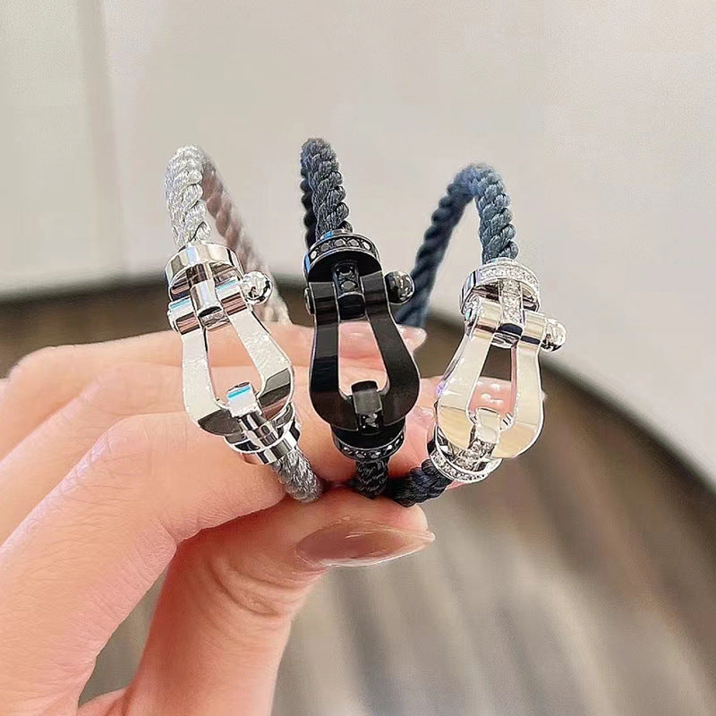 Pulsera Force con herradura grande dorada y diamantes completos