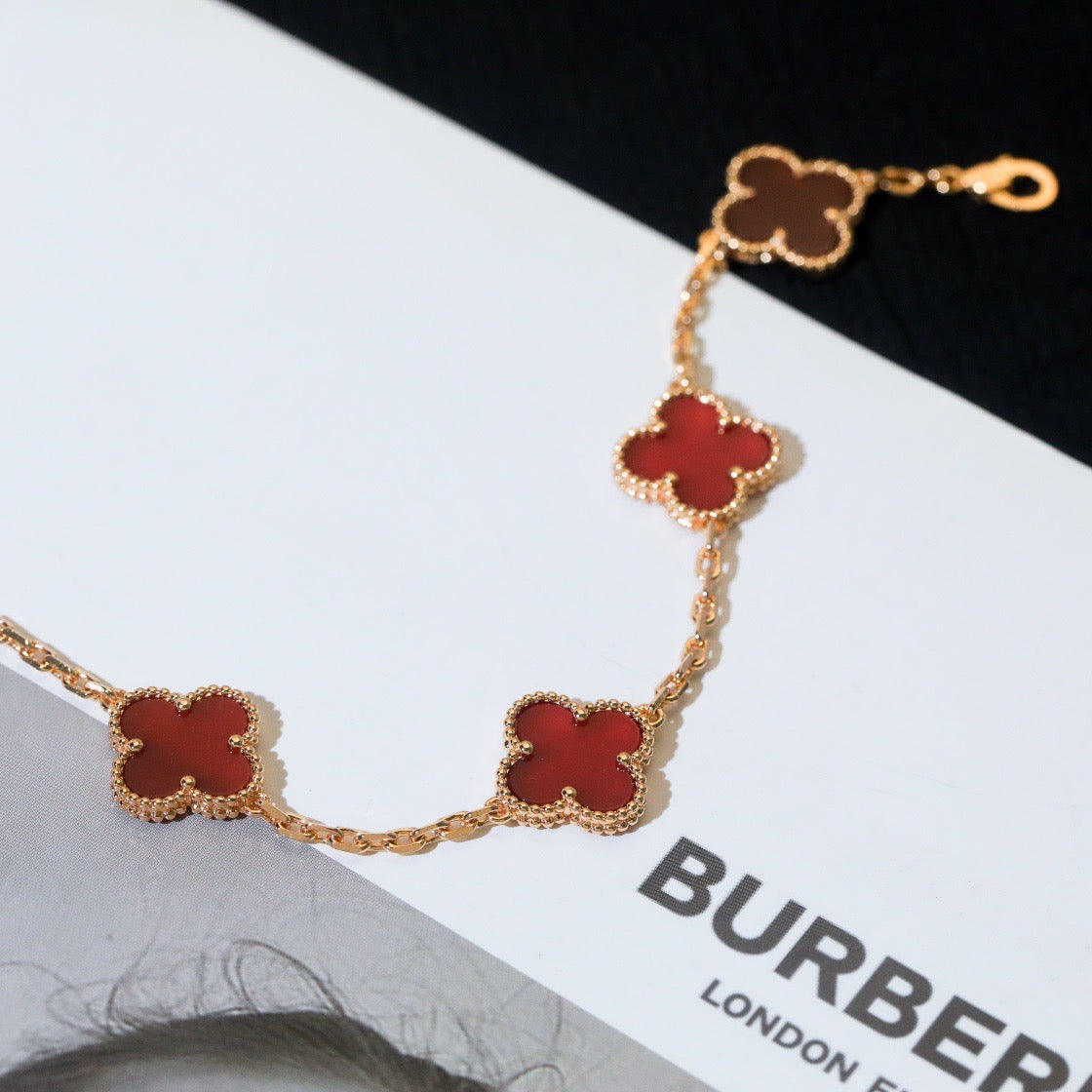 Pulsera de trébol de 5 motivos con ágata roja