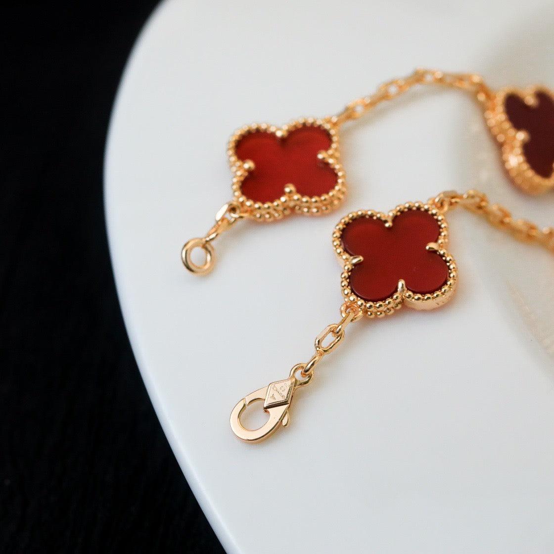 Pulsera de trébol de 5 motivos con ágata roja