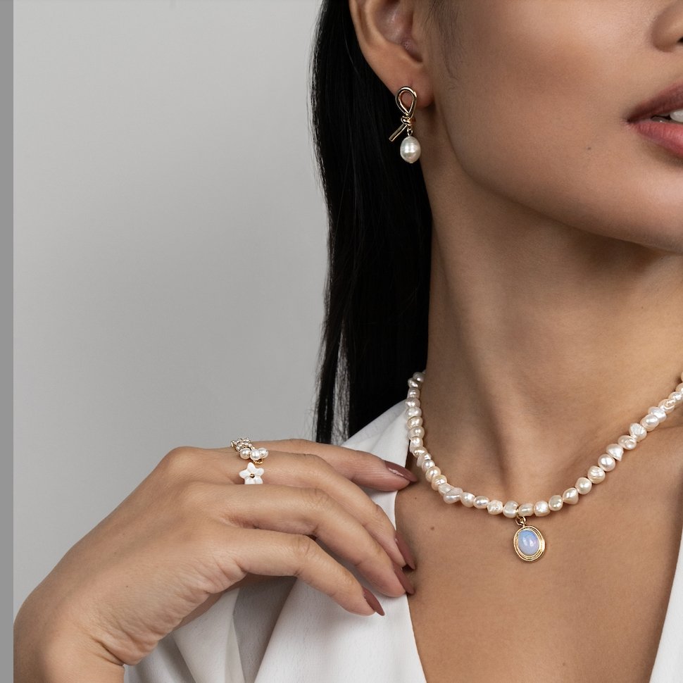 Pendientes dorados anudados con perlas de agua dulce